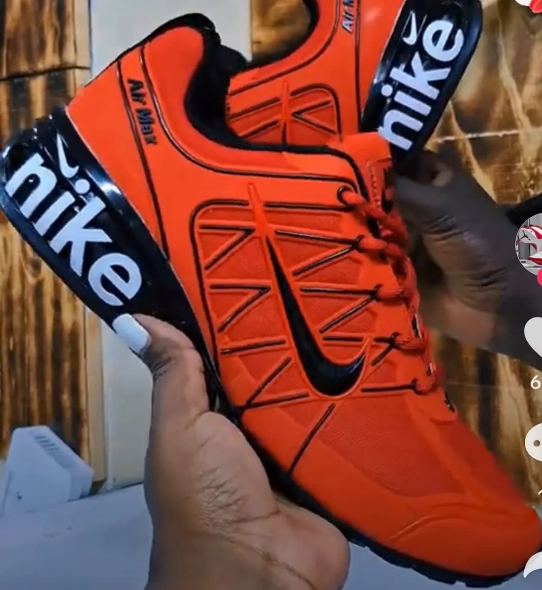 Nike Sneaker in Orange