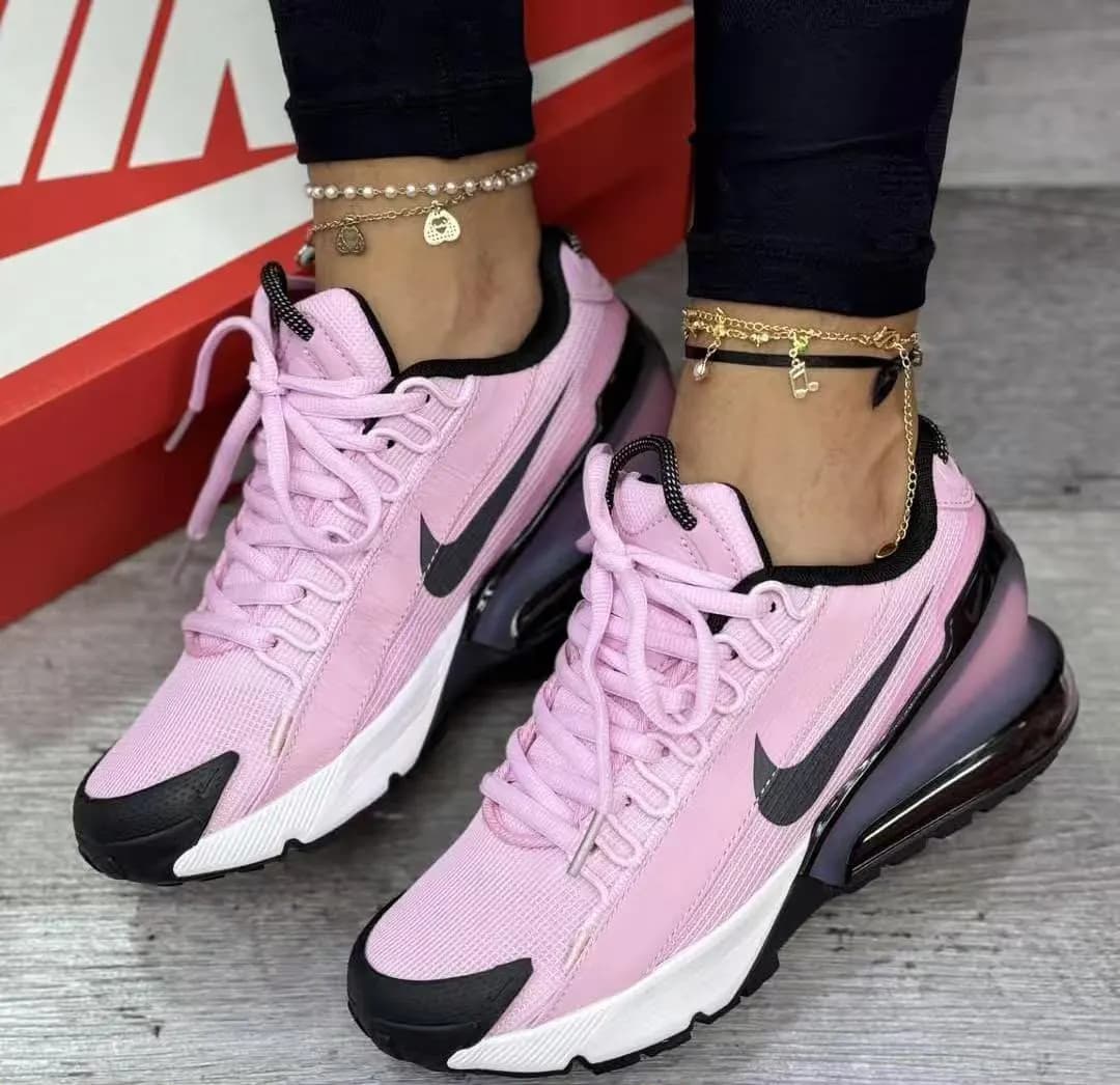 Nike Air Max 270 in Black